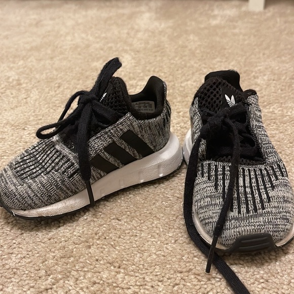 COPY - Adidas size 5 toddler sneakers - Picture 2 of 5